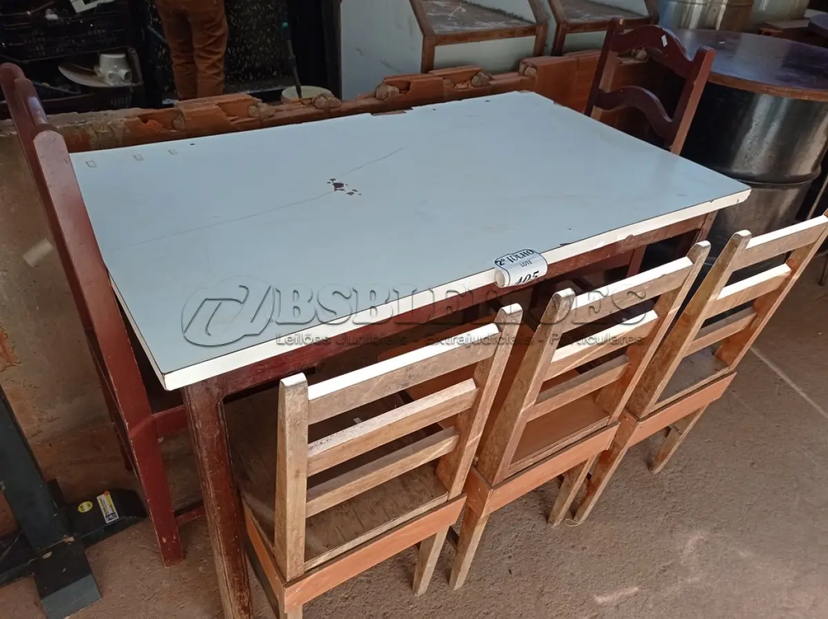 LOTE 405 - 01 MESA EM MADEIRA COM 04 CADEIRAS EM MADEIRA (NO ESTADO) ATENÇÃO! FAZER A VISITAÇÃO ANTES DE ARREMATAR, NÃO SABEMOS SE FUNCIONA. LEILÃO NÃO TEM GARANTIA E NEM DEVOLUÇÃO, SUJEITO A POSSÍVEIS AVARIAS VISÍVEIS/OCULTAS E/OU AUSÊNCIA DE COMPONENTES.