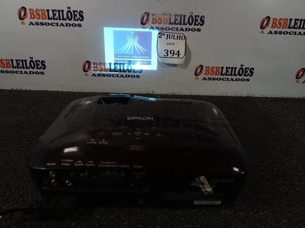 LOTE 394 - 01 PROJETOR EPSON HDMI (NO ESTADO) ATENÇÃO! FAZER A VISITAÇÃO ANTES DE ARREMATAR, NÃO SABEMOS SE FUNCIONA. LEILÃO NÃO TEM GARANTIA E NEM DEVOLUÇÃO, SUJEITO A POSSÍVEIS AVARIAS VISÍVEIS/OCULTAS E/OU AUSÊNCIA DE COMPONENTES.