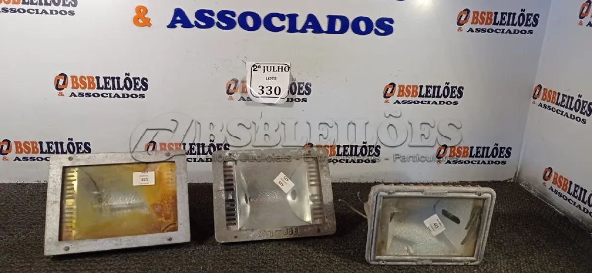 LOTE 330 - 03 REFLETORES (NO ESTADO) ATENÇÃO! FAZER A VISITAÇÃO ANTES DE ARREMATAR, NÃO SABEMOS SE FUNCIONA. LEILÃO NÃO TEM GARANTIA E NEM DEVOLUÇÃO, SUJEITO A POSSÍVEIS AVARIAS VISÍVEIS/OCULTAS E/OU AUSÊNCIA DE COMPONENTES.