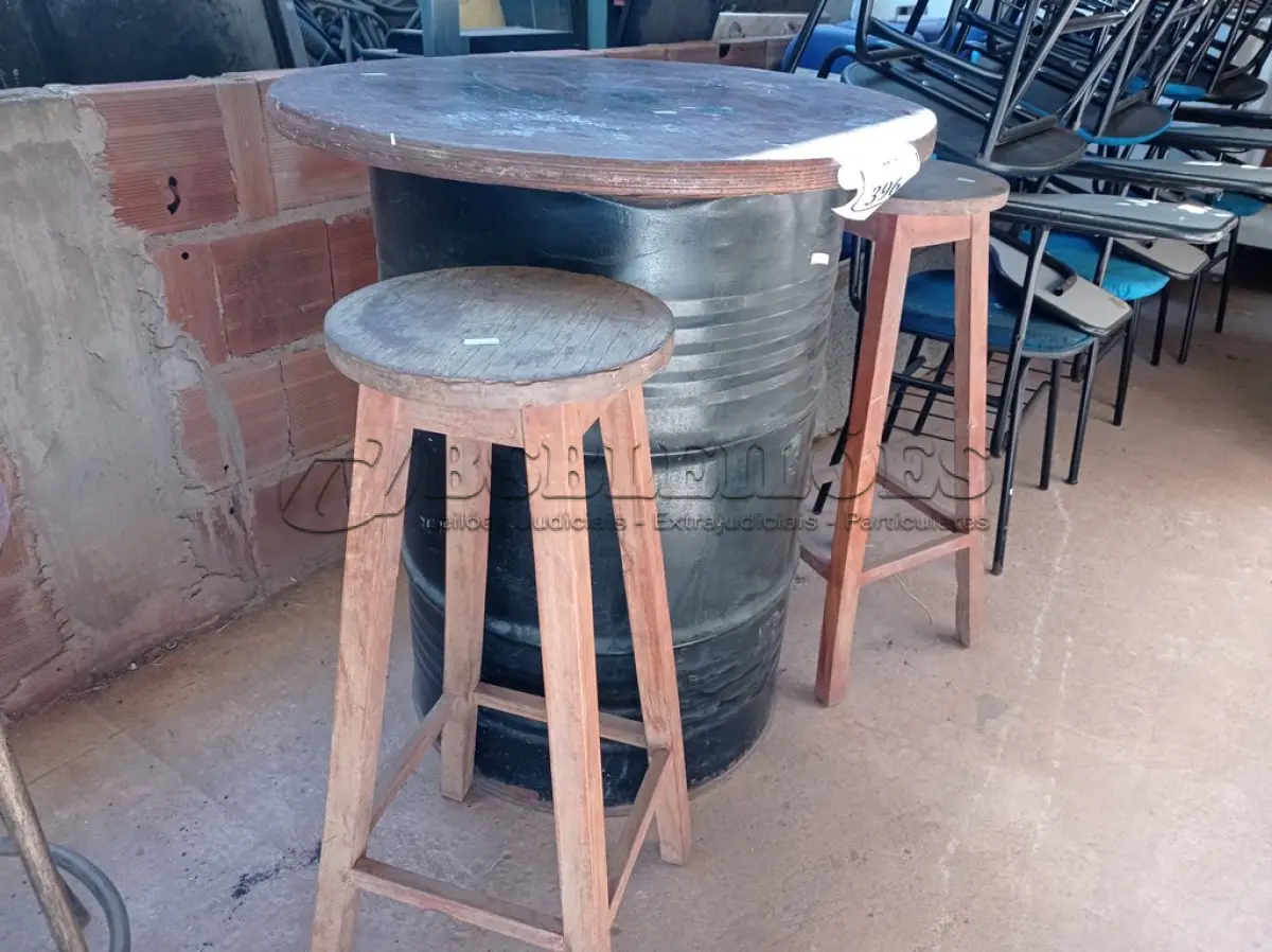 LOTE 396 - 01 MESA DE TAMBOR E 02 BANQUETAS EM MADEIRA (NO ESTADO) ATENÇÃO! FAZER A VISITAÇÃO ANTES DE ARREMATAR, NÃO SABEMOS SE FUNCIONA. LEILÃO NÃO TEM GARANTIA E NEM DEVOLUÇÃO, SUJEITO A POSSÍVEIS AVARIAS VISÍVEIS/OCULTAS E/OU AUSÊNCIA DE COMPONENTES.