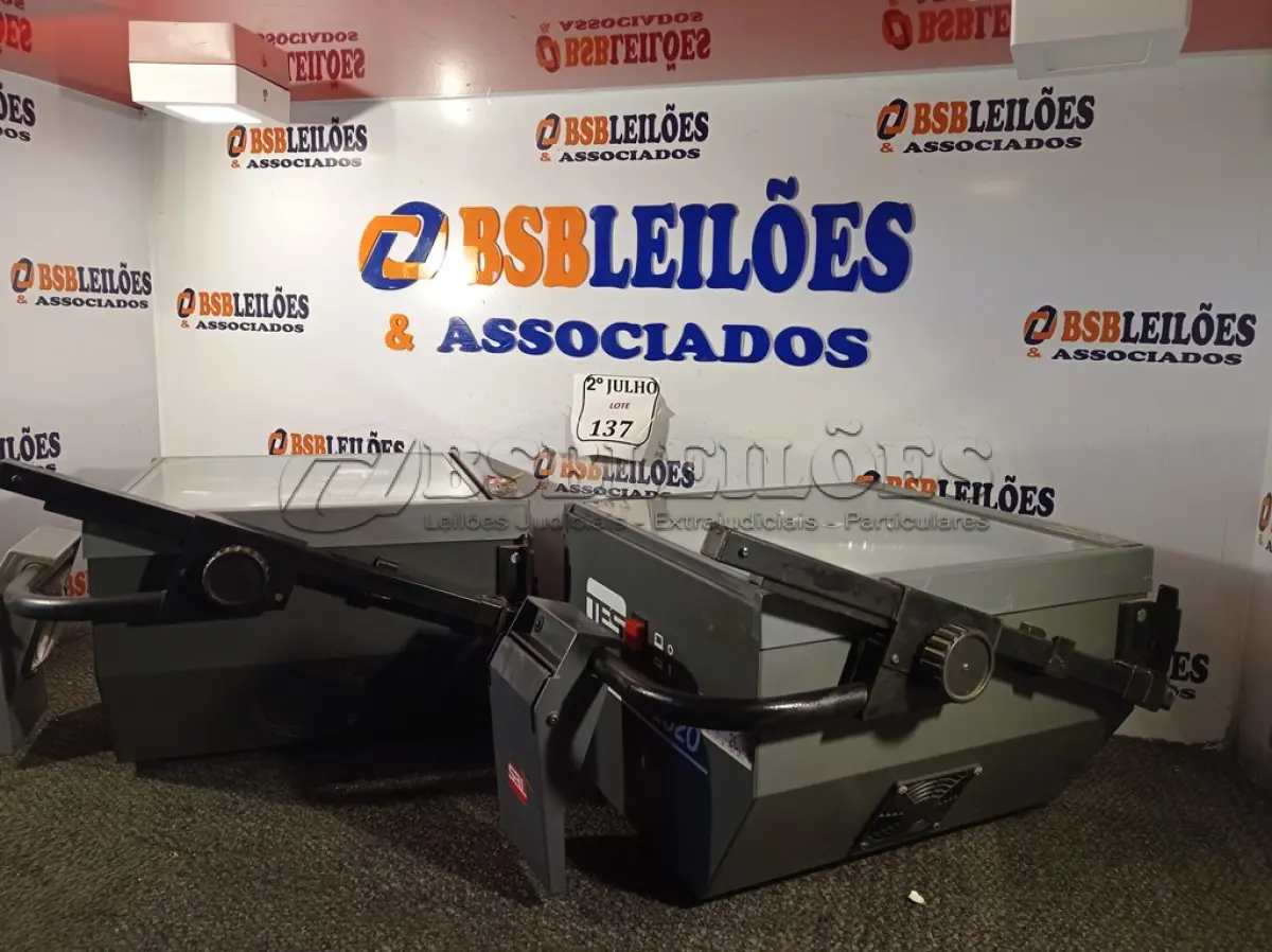 LOTE 137 - 02 RETROPROJETORES MARCA TES .(NO ESTADO) ATENÇÃO! FAZER A VISITAÇÃO ANTES DE ARREMATAR, NÃO SABEMOS SE FUNCIONA. LEILÃO NÃO TEM GARANTIA E NEM DEVOLUÇÃO, SUJEITO A POSSÍVEIS AVARIAS VISÍVEIS/OCULTAS E/OU AUSÊNCIA DE COMPONENTES.