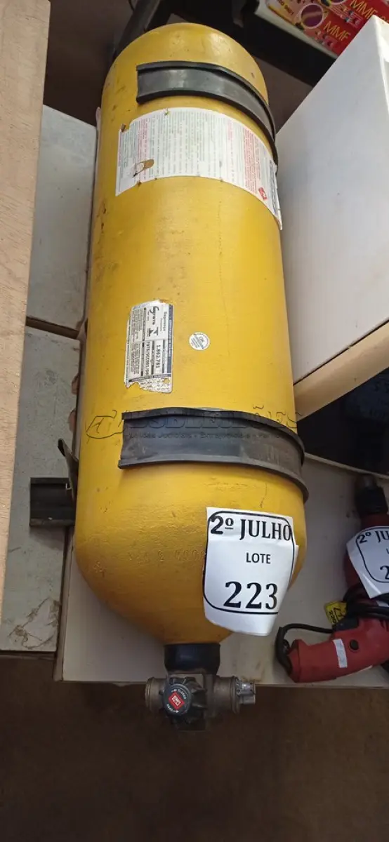 LOTE 223 - 01 CILINDRO GNV PARA CARRO (NO ESTADO) ATENÇÃO! FAZER A VISITAÇÃO ANTES DE ARREMATAR, NÃO SABEMOS SE FUNCIONA. LEILÃO NÃO TEM GARANTIA E NEM DEVOLUÇÃO, SUJEITO A POSSÍVEIS AVARIAS VISÍVEIS/OCULTAS E/OU AUSÊNCIA DE COMPONENTES.