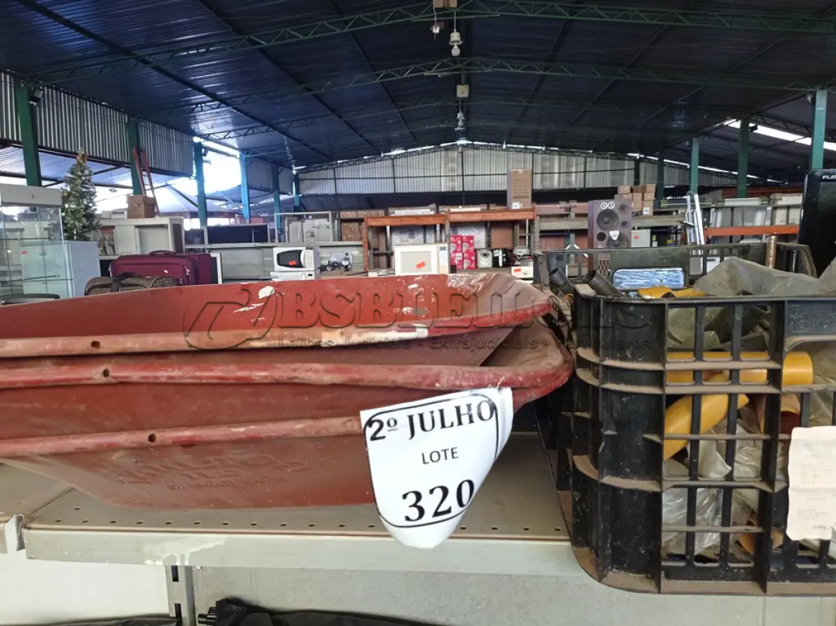 LOTE 320 - 03 CUBAS PARA CARRINHO DE MÃO E CAIXA COM PEÇAS (NO ESTADO) ATENÇÃO! FAZER A VISITAÇÃO ANTES DE ARREMATAR, NÃO SABEMOS SE FUNCIONA. LEILÃO NÃO TEM GARANTIA E NEM DEVOLUÇÃO, SUJEITO A POSSÍVEIS AVARIAS VISÍVEIS/OCULTAS E/OU AUSÊNCIA DE COMPONENTES.