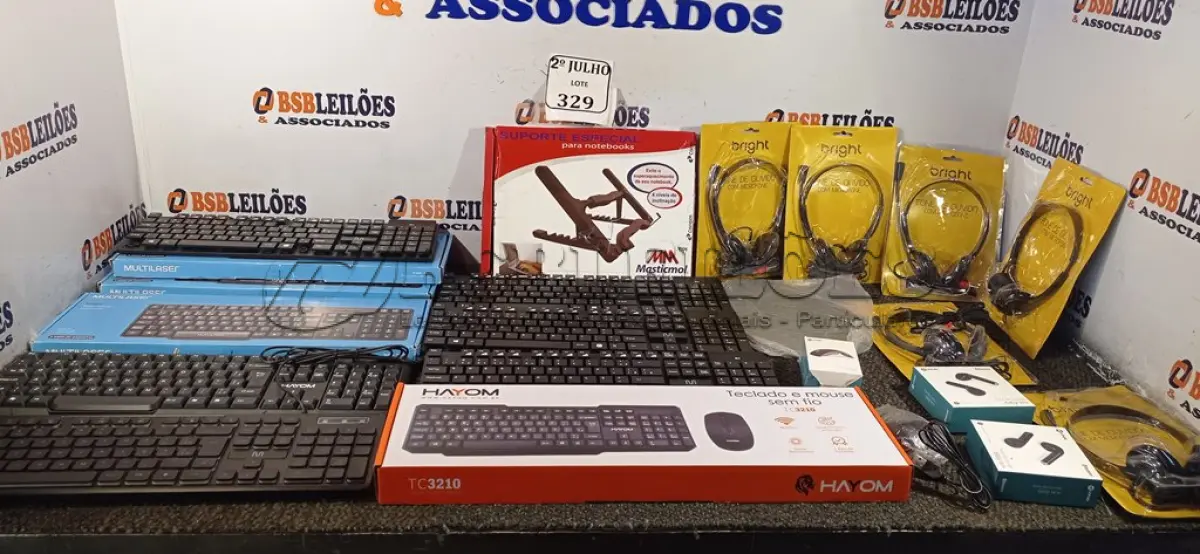 LOTE 329 - 01 CAIXA COM TECLADOS, MOUSE ,PERIFÉRICOS DIVERSOS E FONES DE OUVIDO DIVERSOS  (NO ESTADO) ATENÇÃO! FAZER A VISITAÇÃO ANTES DE ARREMATAR, NÃO SABEMOS SE FUNCIONA. LEILÃO NÃO TEM GARANTIA E NEM DEVOLUÇÃO, SUJEITO A POSSÍVEIS AVARIAS VISÍVEIS/OCULTAS E/OU AUSÊNCIA DE COMPONENTES.