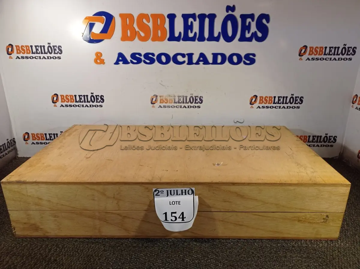 LOTE 154 - 01 CAIXA EM MADEIRA (NO ESTADO) ATENÇÃO! FAZER A VISITAÇÃO ANTES DE ARREMATAR, NÃO SABEMOS SE FUNCIONA. LEILÃO NÃO TEM GARANTIA E NEM DEVOLUÇÃO, SUJEITO A POSSÍVEIS AVARIAS VISÍVEIS/OCULTAS E/OU AUSÊNCIA DE COMPONENTES.