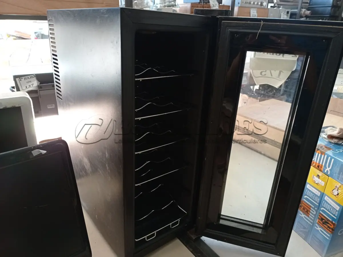 LOTE 175 - 01 ADEGA MARCA CADENCE BIVOLTS (NO ESTADO) ATENÇÃO! FAZER A VISITAÇÃO ANTES DE ARREMATAR, NÃO SABEMOS SE FUNCIONA. LEILÃO NÃO TEM GARANTIA E NEM DEVOLUÇÃO, SUJEITO A POSSÍVEIS AVARIAS VISÍVEIS/OCULTAS E/OU AUSÊNCIA DE COMPONENTES.