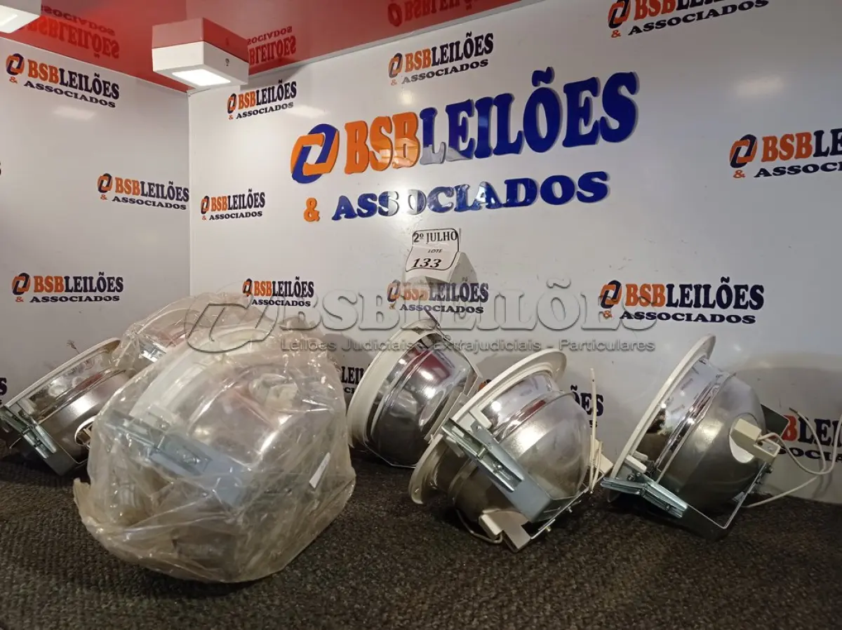 LOTE 133 - 08 LUMINÁRIAS. (NO ESTADO) ATENÇÃO! FAZER A VISITAÇÃO ANTES DE ARREMATAR, NÃO SABEMOS SE FUNCIONA. LEILÃO NÃO TEM GARANTIA E NEM DEVOLUÇÃO, SUJEITO A POSSÍVEIS AVARIAS VISÍVEIS/OCULTAS E/OU AUSÊNCIA DE COMPONENTES.