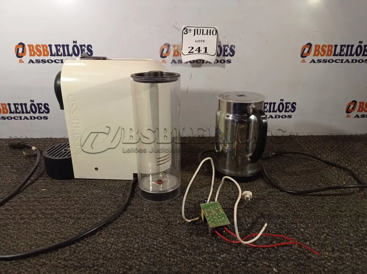 LOTE 241 - 01 CAFETEIRA ELETRICA NEXPRESSO. (NO ESTADO) ATENÇÃO! FAZER A VISITAÇÃO ANTES DE ARREMATAR, NÃO SABEMOS SE FUNCIONA. LEILÃO NÃO TEM GARANTIA E NEM DEVOLUÇÃO, SUJEITO A POSSÍVEIS AVARIAS VISÍVEIS/OCULTAS E/OU AUSÊNCIA DE COMPONENTES. 