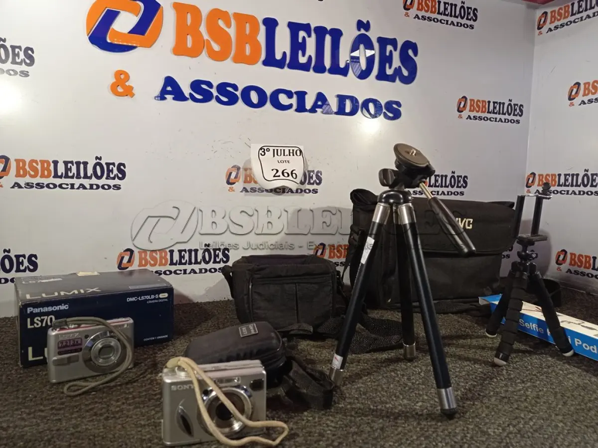 LOTE 266 - 02 CAMERAS FOTOGRAFICAS, 02 TRIPÉS E 01 BOLSA PARA FILMADORA ATENÇÃO! FAZER A VISITAÇÃO ANTES DE ARREMATAR, NÃO SABEMOS SE FUNCIONA. LEILÃO NÃO TEM GARANTIA E NEM DEVOLUÇÃO, SUJEITO A POSSÍVEIS AVARIAS VISÍVEIS/OCULTAS E/OU AUSÊNCIA DE COMPONENTES.