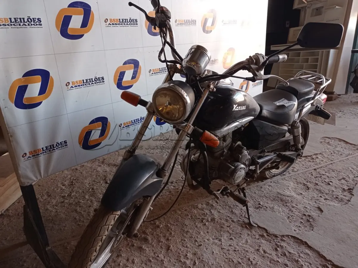 LOTE 446 - 01 MOTOCICLETA DAFRA MOD: KANSAS (NO ESTADO) ATENÇÃO! FAZER A VISITAÇÃO ANTES DE ARREMATAR, NÃO SABEMOS SE FUNCIONA. LEILÃO NÃO TEM GARANTIA E NEM DEVOLUÇÃO, SUJEITO A POSSÍVEIS AVARIAS VISÍVEIS/OCULTAS E/OU AUSÊNCIA DE COMPONENTES.