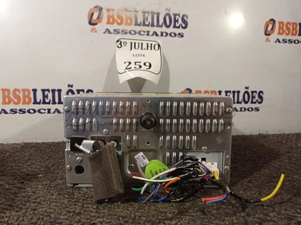 LOTE 259 - 01 APARELHO DE SOM PARA CARRO MARCA CLARION MOD:CX305B (NO ESTADO) ATENÇÃO! FAZER A VISITAÇÃO ANTES DE ARREMATAR, NÃO SABEMOS SE FUNCIONA. LEILÃO NÃO TEM GARANTIA E NEM DEVOLUÇÃO, SUJEITO A POSSÍVEIS AVARIAS VISÍVEIS/OCULTAS E/OU AUSÊNCIA DE COMPONENTES.