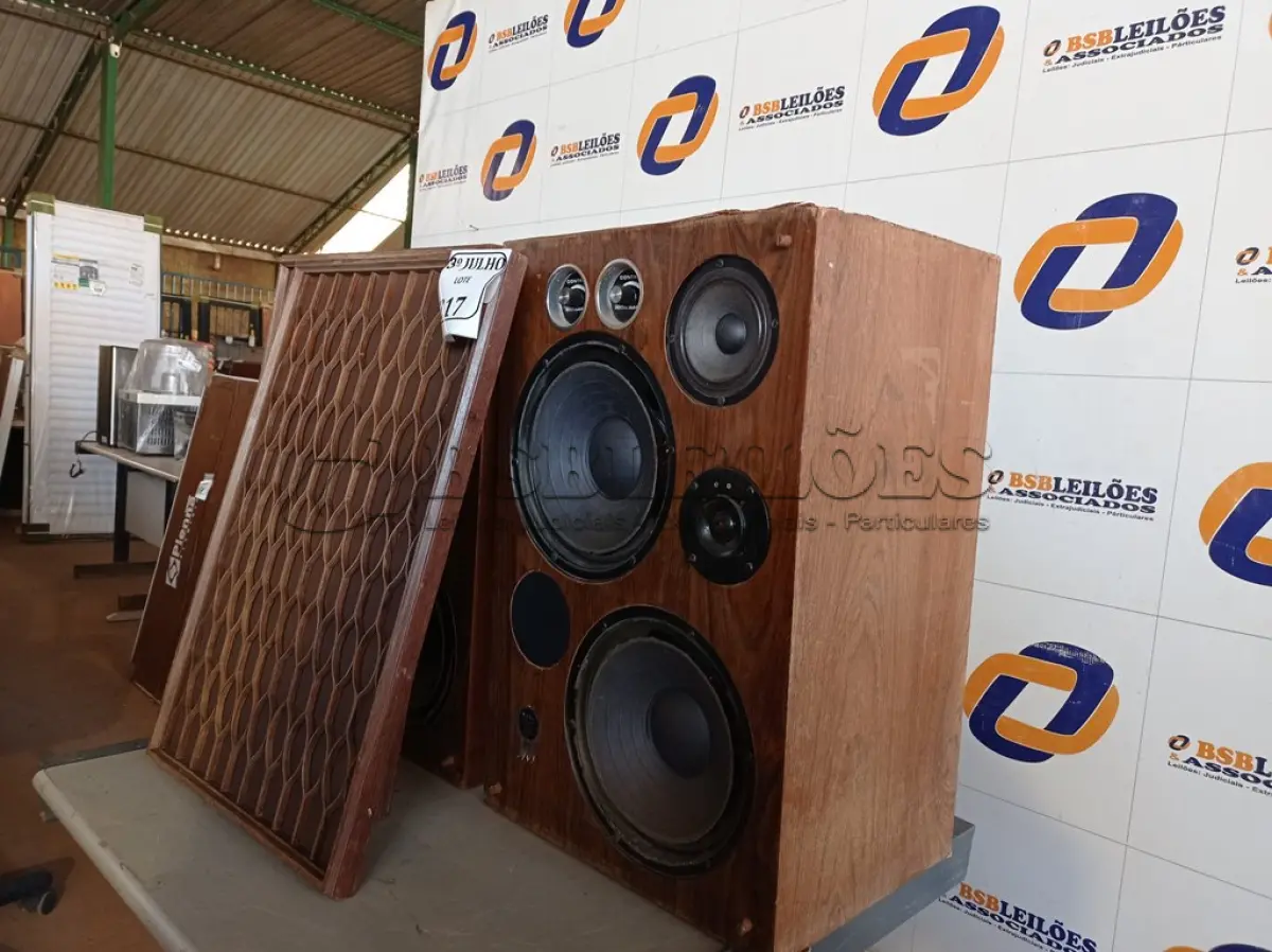 LOTE 217 - 02 CAIXAS DE SOM COLMEIA. (NO ESTADO) ATENÇÃO! FAZER A VISITAÇÃO ANTES DE ARREMATAR, NÃO SABEMOS SE FUNCIONA. LEILÃO NÃO TEM GARANTIA E NEM DEVOLUÇÃO, SUJEITO A POSSÍVEIS AVARIAS VISÍVEIS/OCULTAS E/OU AUSÊNCIA DE COMPONENTES.