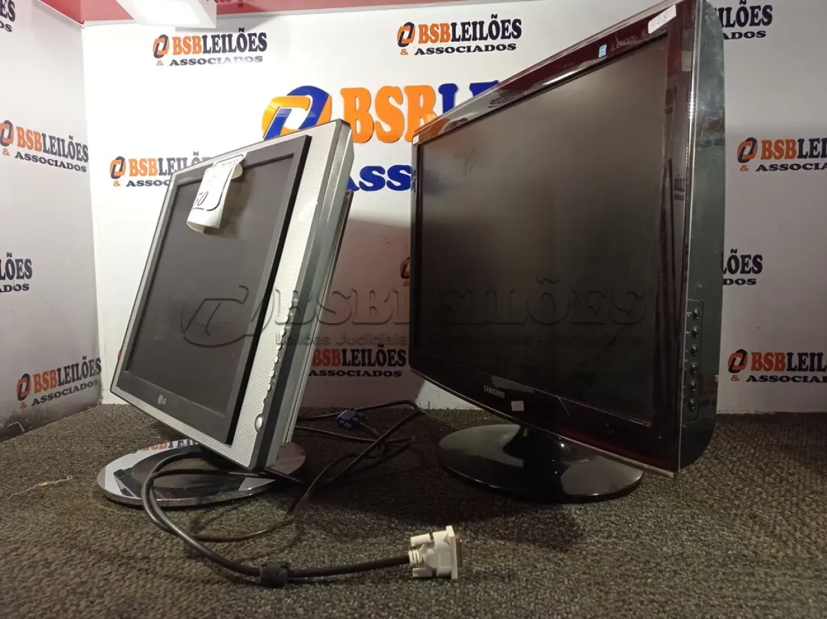 LOTE 250 - 02 MONITORES TVS ANTIGOS (NO ESTADO) ATENÇÃO! FAZER A VISITAÇÃO ANTES DE ARREMATAR, NÃO SABEMOS SE FUNCIONA. LEILÃO NÃO TEM GARANTIA E NEM DEVOLUÇÃO, SUJEITO A POSSÍVEIS AVARIAS VISÍVEIS/OCULTAS E/OU AUSÊNCIA DE COMPONENTES.