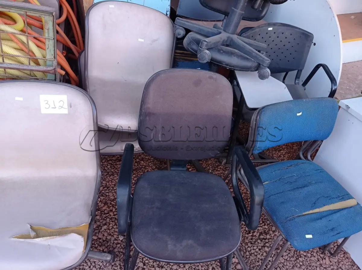 LOTE 312 - 11 CADEIRAS DIVERSAS. (NO ESTADO) ATENÇÃO! FAZER A VISITAÇÃO ANTES DE ARREMATAR, NÃO SABEMOS SE FUNCIONA. LEILÃO NÃO TEM GARANTIA E NEM DEVOLUÇÃO, SUJEITO A POSSÍVEIS AVARIAS VISÍVEIS/OCULTAS E/OU AUSÊNCIA DE COMPONENTES.