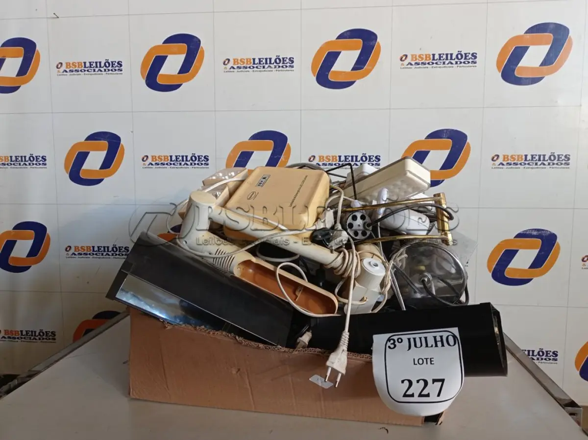 LOTE 227 - 01 LOTE COM LUMINÁRIAS DIVERSAS. (NO ESTADO) ATENÇÃO! FAZER A VISITAÇÃO ANTES DE ARREMATAR, NÃO SABEMOS SE FUNCIONA. LEILÃO NÃO TEM GARANTIA E NEM DEVOLUÇÃO, SUJEITO A POSSÍVEIS AVARIAS VISÍVEIS/OCULTAS E/OU AUSÊNCIA DE COMPONENTES.