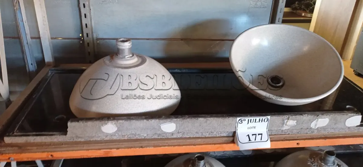 LOTE 177 - 02 CUBAS DE PIA PARA BANHEIRO COM 02 PEDRAS (NO ESTADO) ATENÇÃO! FAZER A VISITAÇÃO ANTES DE ARREMATAR, NÃO SABEMOS SE FUNCIONA. LEILÃO NÃO TEM GARANTIA E NEM DEVOLUÇÃO, SUJEITO A POSSÍVEIS AVARIAS VISÍVEIS/OCULTAS E/OU AUSÊNCIA DE COMPONENTES.