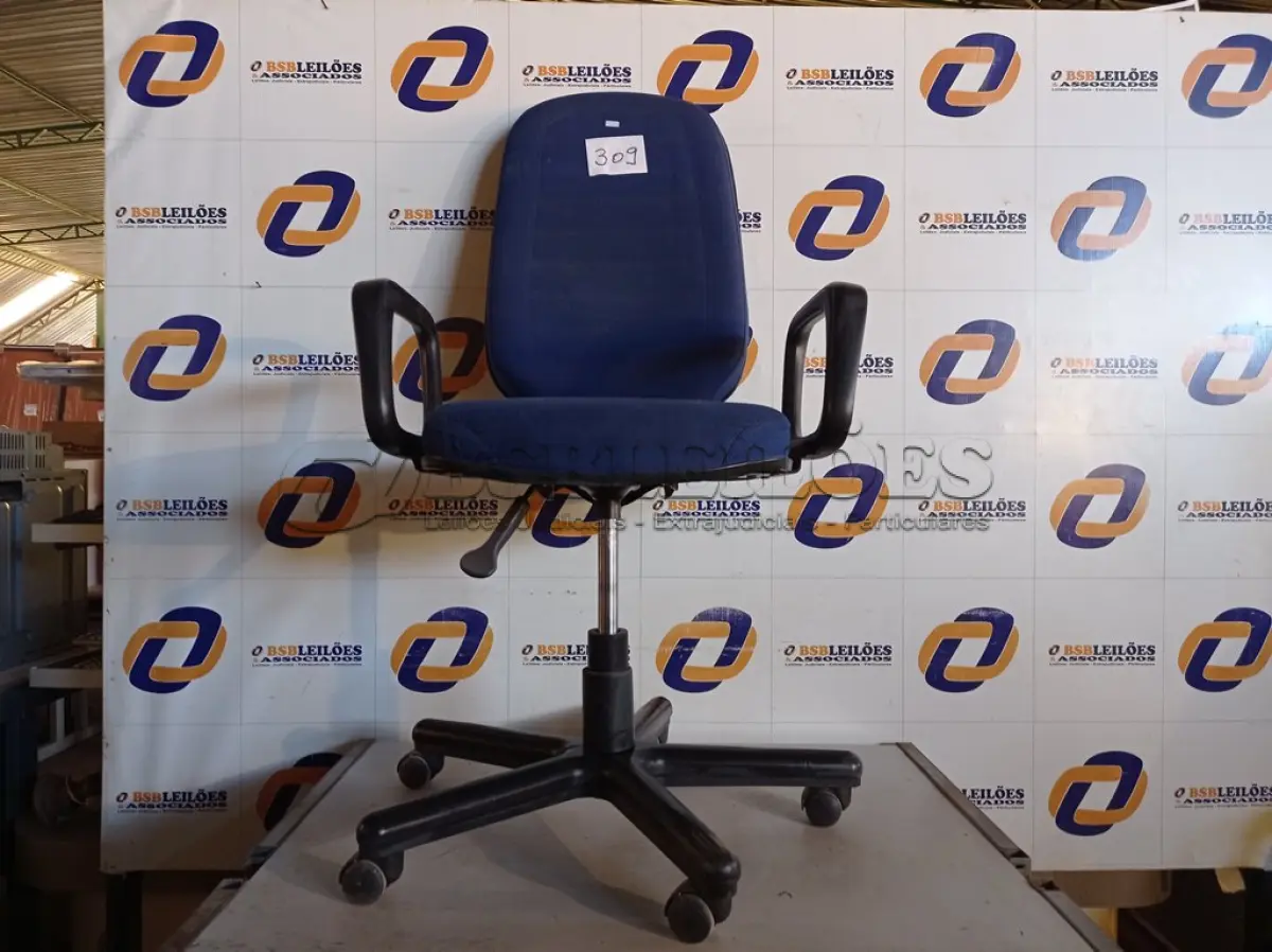 LOTE 309 - 01 CADEIRA COM ESPALDAR ALTO NA COR AZUL COM BASE GIRATORIA. (NO ESTADO) ATENÇÃO! FAZER A VISITAÇÃO ANTES DE ARREMATAR, NÃO SABEMOS SE FUNCIONA. LEILÃO NÃO TEM GARANTIA E NEM DEVOLUÇÃO, SUJEITO A POSSÍVEIS AVARIAS VISÍVEIS/OCULTAS E/OU AUSÊNCIA DE COMPONENTES.