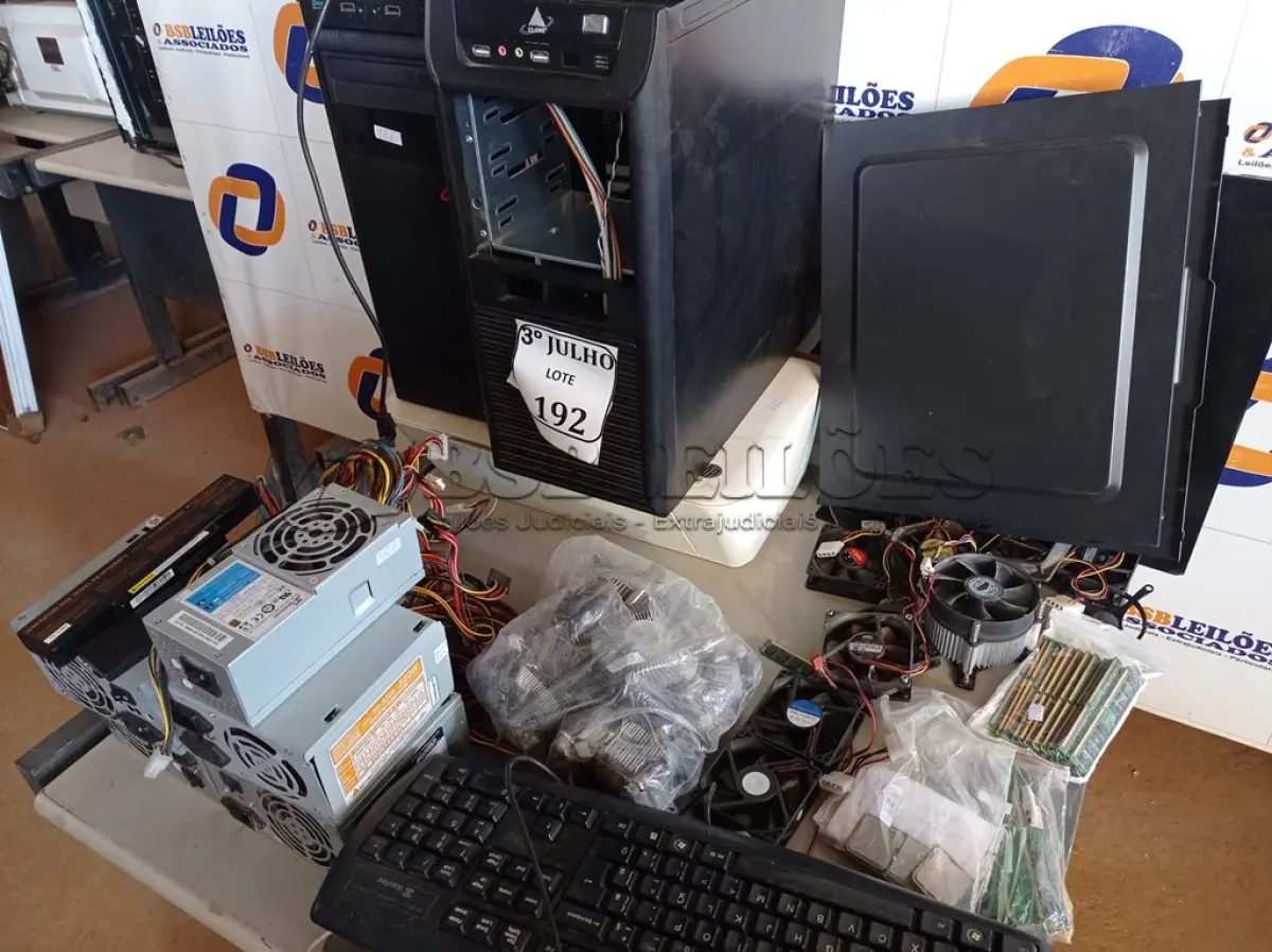 LOTE 192 - 01 LOTE COM DIVERSOS MATERIAIS DE IMFORMATICA PERIFERICOS. (NO ESTADO) ATENÇÃO! FAZER A VISITAÇÃO ANTES DE ARREMATAR, NÃO SABEMOS SE FUNCIONA. LEILÃO NÃO TEM GARANTIA E NEM DEVOLUÇÃO, SUJEITO A POSSÍVEIS AVARIAS VISÍVEIS/OCULTAS E/OU AUSÊNCIA DE COMPONENTES.