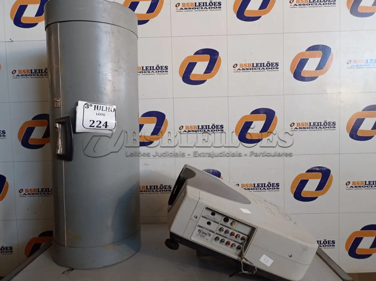 LOTE 224 - 01 PROJETOR MULTIMÍDIA MARCA SONY COM TELA. (NO ESTADO) ATENÇÃO! FAZER A VISITAÇÃO ANTES DE ARREMATAR, NÃO SABEMOS SE FUNCIONA. LEILÃO NÃO TEM GARANTIA E NEM DEVOLUÇÃO, SUJEITO A POSSÍVEIS AVARIAS VISÍVEIS/OCULTAS E/OU AUSÊNCIA DE COMPONENTES.