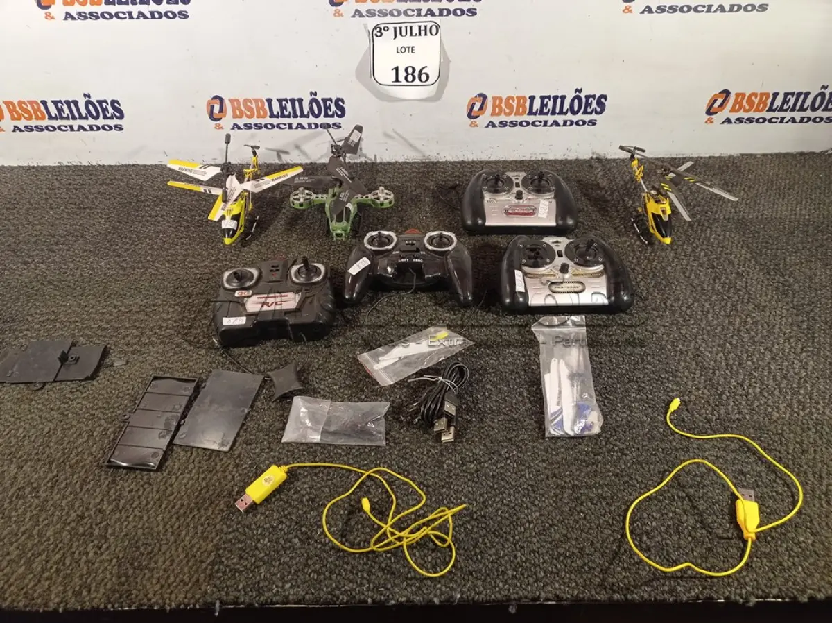 LOTE 186 - 04 CONTROLES E 03 HELICÓPTERO. (NO ESTADO) ATENÇÃO! FAZER A VISITAÇÃO ANTES DE ARREMATAR, NÃO SABEMOS SE FUNCIONA. LEILÃO NÃO TEM GARANTIA E NEM DEVOLUÇÃO, SUJEITO A POSSÍVEIS AVARIAS VISÍVEIS/OCULTAS E/OU AUSÊNCIA DE COMPONENTES.
