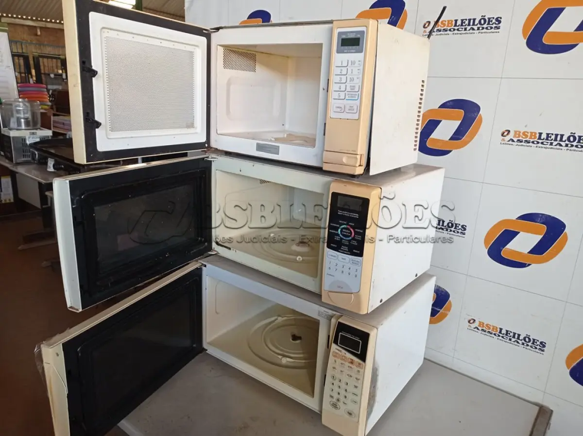 LOTE 237 - 03 MICRO-ONDAS PARA RETIRADA DE PEÇAS SEM PRATO. (NO ESTADO) ATENÇÃO! FAZER A VISITAÇÃO ANTES DE ARREMATAR, NÃO SABEMOS SE FUNCIONA. LEILÃO NÃO TEM GARANTIA E NEM DEVOLUÇÃO, SUJEITO A POSSÍVEIS AVARIAS VISÍVEIS/OCULTAS E/OU AUSÊNCIA DE COMPONENTES.