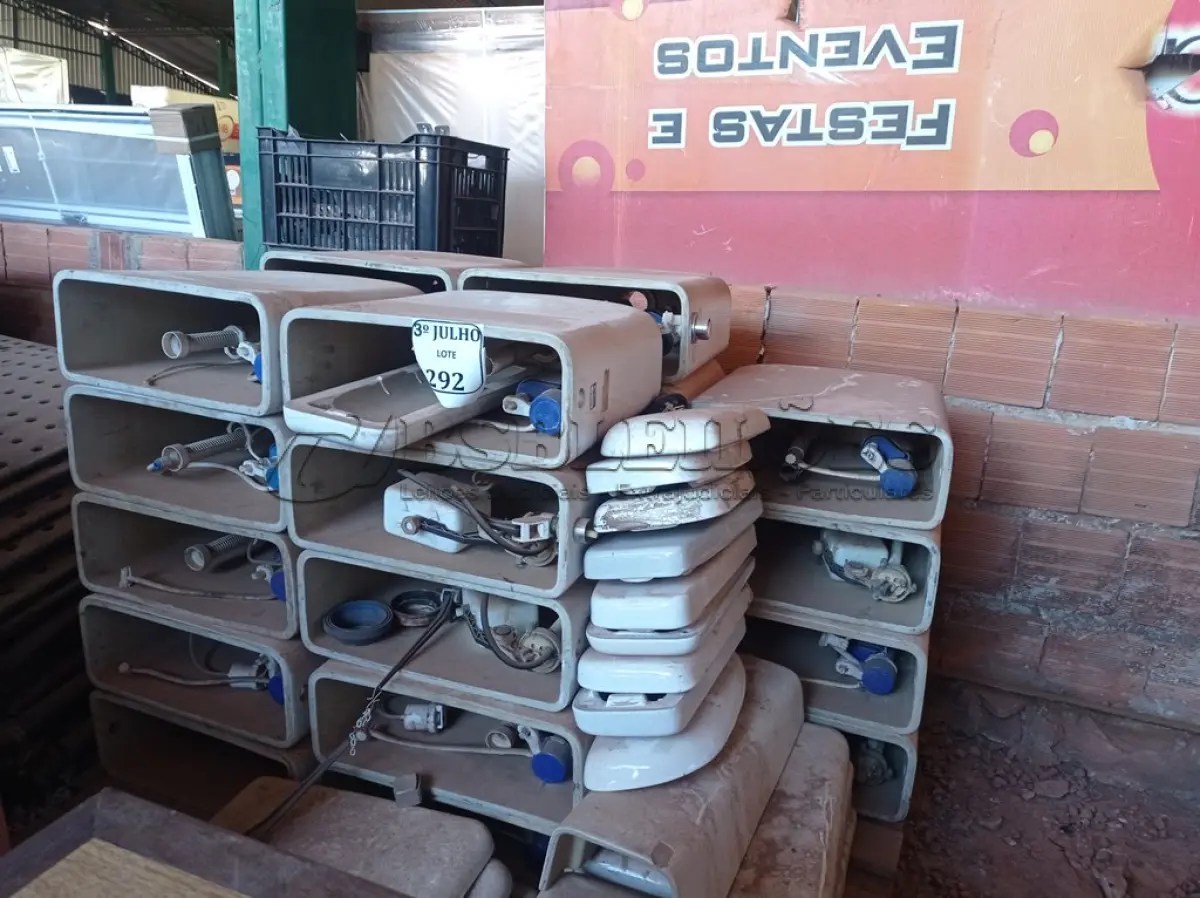 LOTE 292 - 01 LOTE COM CAIXAS ACLOPADAS PARA VASO SANITÁRIOS. (NO ESTADO) ATENÇÃO! FAZER A VISITAÇÃO ANTES DE ARREMATAR, NÃO SABEMOS SE FUNCIONA. LEILÃO NÃO TEM GARANTIA E NEM DEVOLUÇÃO, SUJEITO A POSSÍVEIS AVARIAS VISÍVEIS/OCULTAS E/OU AUSÊNCIA DE COMPONENTES.