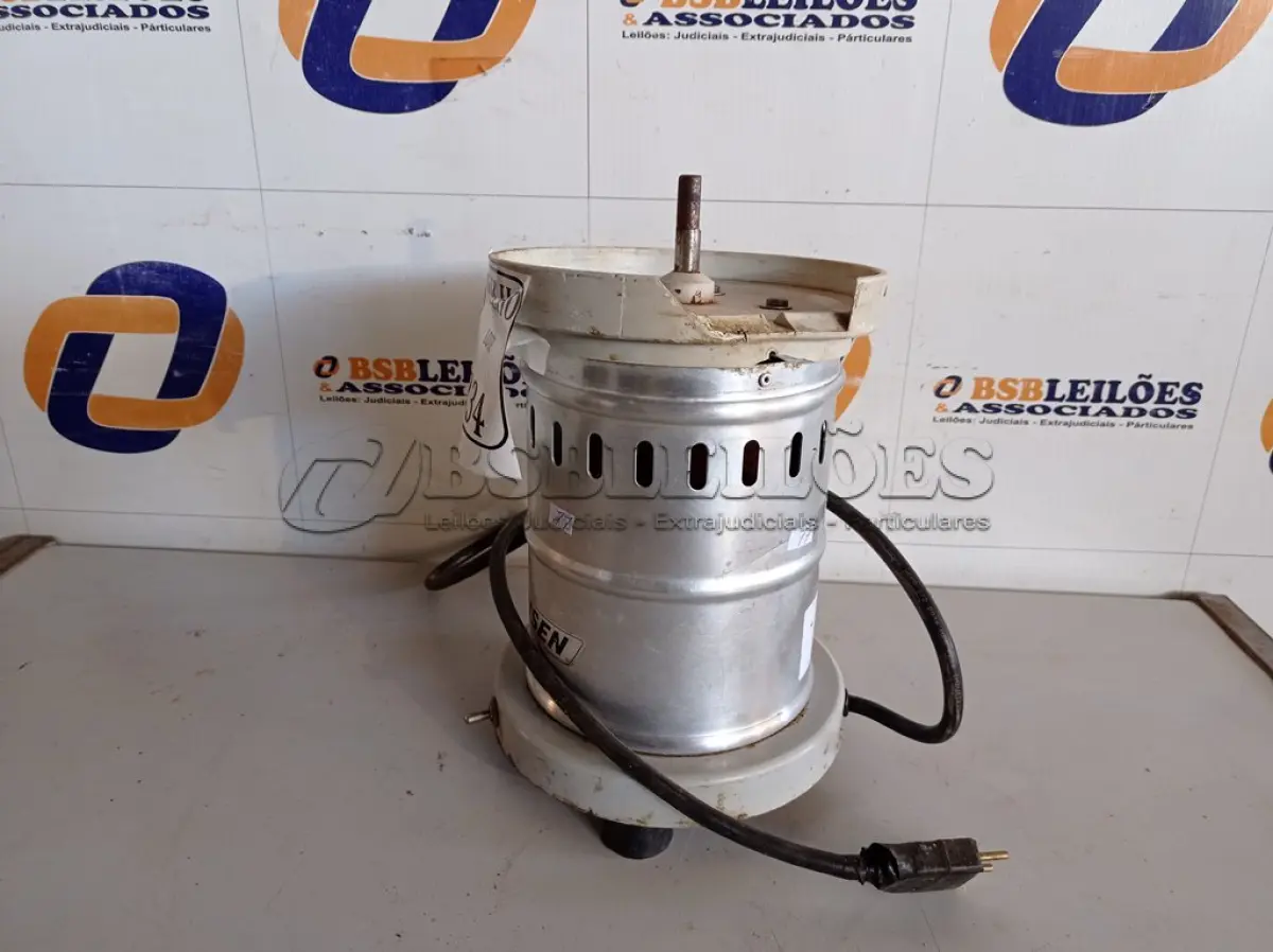 LOTE 234 - 01 BASE DE LIQUIDIFICADOR INDUSTRIAL MARCA SKYMSEN.  (NO ESTADO) ATENÇÃO! FAZER A VISITAÇÃO ANTES DE ARREMATAR, NÃO SABEMOS SE FUNCIONA. LEILÃO NÃO TEM GARANTIA E NEM DEVOLUÇÃO, SUJEITO A POSSÍVEIS AVARIAS VISÍVEIS/OCULTAS E/OU AUSÊNCIA DE COMPONENTES.