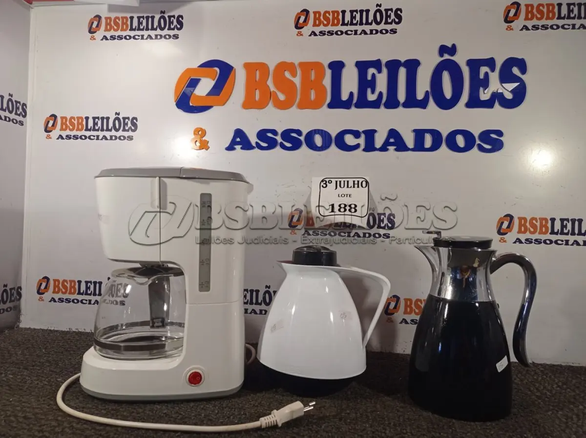 LOTE 188 - 01 CAFETEIRA MARCA FISCHER COOK LINE COM COPO E 02 GARRAFAS DE CAFÉ. (NO ESTADO) ATENÇÃO! FAZER A VISITAÇÃO ANTES DE ARREMATAR, NÃO SABEMOS SE FUNCIONA. LEILÃO NÃO TEM GARANTIA E NEM DEVOLUÇÃO, SUJEITO A POSSÍVEIS AVARIAS VISÍVEIS/OCULTAS E/OU AUSÊNCIA DE COMPONENTES.