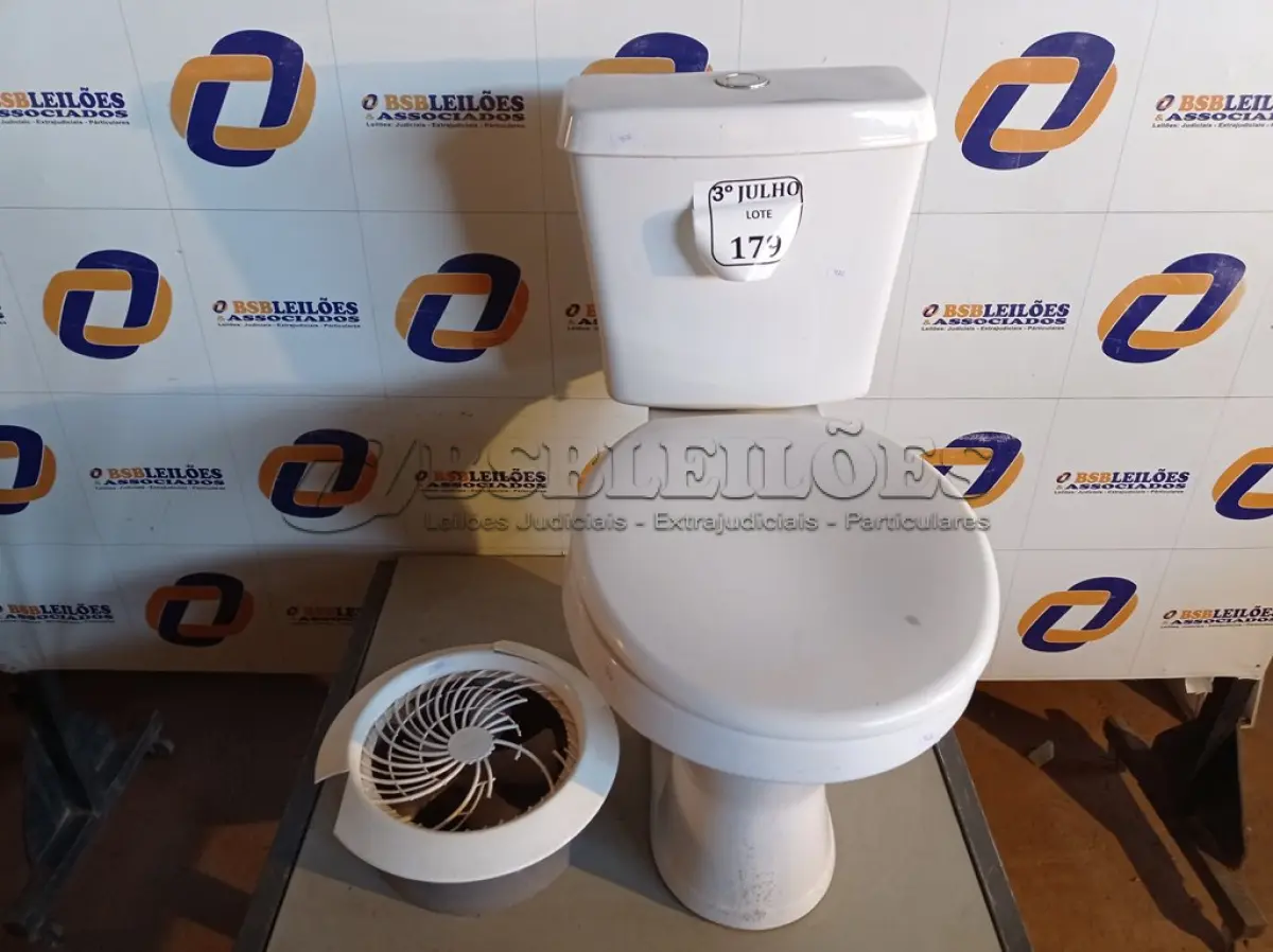 LOTE 179 - 01 VASO SANITÁRIO COM CAIXA ACOPLADA E 01 EXAUSTOR. (NO ESTADO) ATENÇÃO! FAZER A VISITAÇÃO ANTES DE ARREMATAR, NÃO SABEMOS SE FUNCIONA. LEILÃO NÃO TEM GARANTIA E NEM DEVOLUÇÃO, SUJEITO A POSSÍVEIS AVARIAS VISÍVEIS/OCULTAS E/OU AUSÊNCIA DE COMPONENTES.