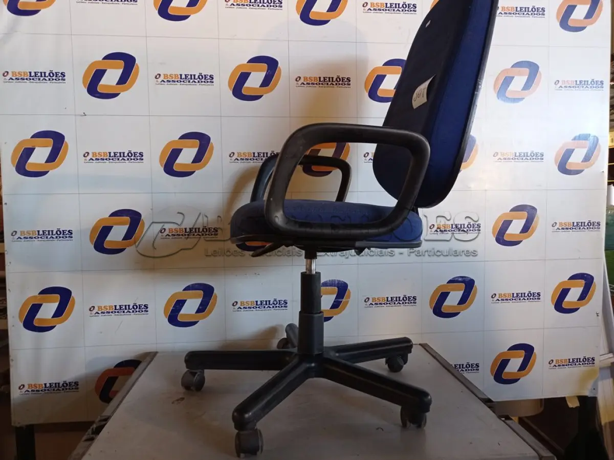 LOTE 307 - 01 CADEIRA COM ESPALDAR ALTO NA COR AZUL COM BASE GIRATORIA. (NO ESTADO) ATENÇÃO! FAZER A VISITAÇÃO ANTES DE ARREMATAR, NÃO SABEMOS SE FUNCIONA. LEILÃO NÃO TEM GARANTIA E NEM DEVOLUÇÃO, SUJEITO A POSSÍVEIS AVARIAS VISÍVEIS/OCULTAS E/OU AUSÊNCIA DE COMPONENTES.