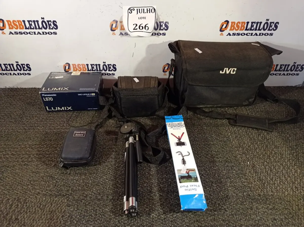 LOTE 266 - 02 CAMERAS FOTOGRAFICAS, 02 TRIPÉS E 01 BOLSA PARA FILMADORA ATENÇÃO! FAZER A VISITAÇÃO ANTES DE ARREMATAR, NÃO SABEMOS SE FUNCIONA. LEILÃO NÃO TEM GARANTIA E NEM DEVOLUÇÃO, SUJEITO A POSSÍVEIS AVARIAS VISÍVEIS/OCULTAS E/OU AUSÊNCIA DE COMPONENTES.