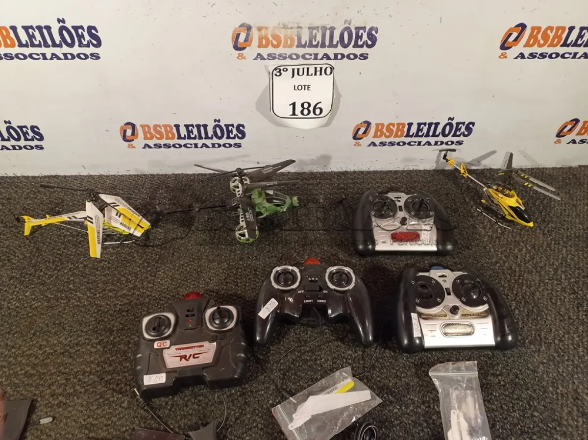 LOTE 186 - 04 CONTROLES E 03 HELICÓPTERO. (NO ESTADO) ATENÇÃO! FAZER A VISITAÇÃO ANTES DE ARREMATAR, NÃO SABEMOS SE FUNCIONA. LEILÃO NÃO TEM GARANTIA E NEM DEVOLUÇÃO, SUJEITO A POSSÍVEIS AVARIAS VISÍVEIS/OCULTAS E/OU AUSÊNCIA DE COMPONENTES.