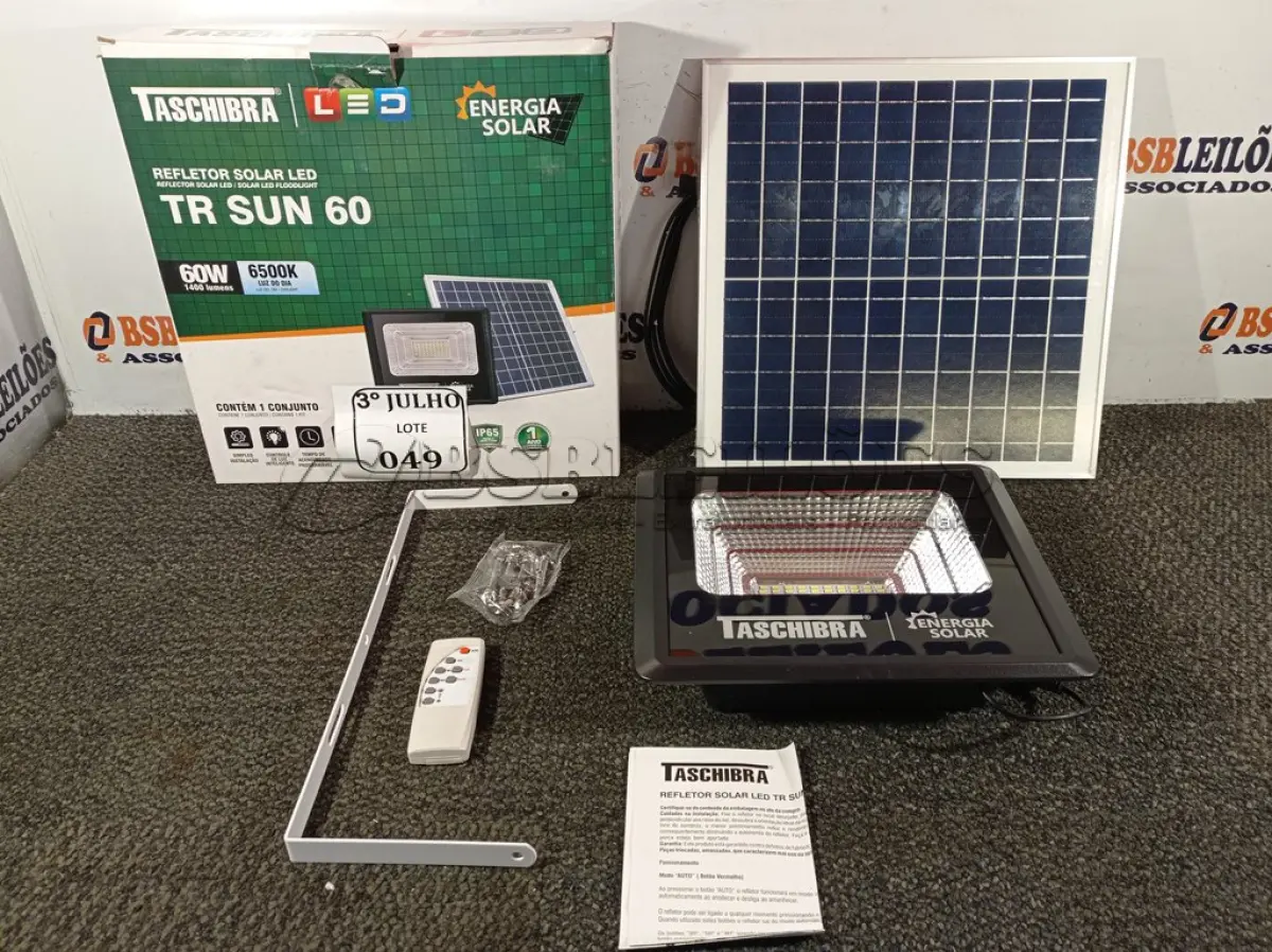 LOTE 049 - 01 REFLETOR LED SOLAR TR SUN 60W 6500K – TASHIBRA NOVO. (NO ESTADO)