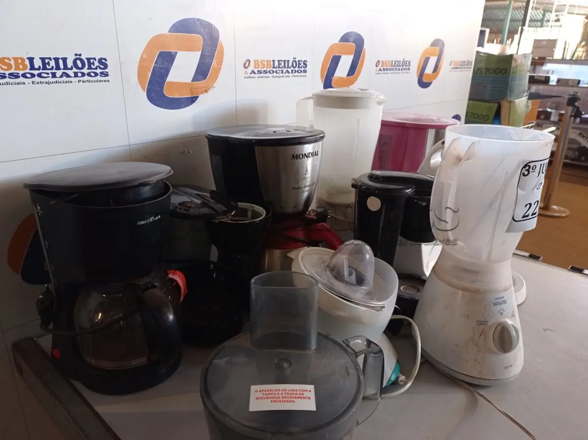 LOTE 226 - 01 LOTE COM ITENS DIVERSOS; CAFETEIRAS, BATEDEIRA, LIQUIDIFICADORES, ESPREMEDOR DE FRUTAS. (NO ESTADO) ATENÇÃO! FAZER A VISITAÇÃO ANTES DE ARREMATAR, NÃO SABEMOS SE FUNCIONA. LEILÃO NÃO TEM GARANTIA E NEM DEVOLUÇÃO, SUJEITO A POSSÍVEIS AVARIAS VISÍVEIS/OCULTAS E/OU AUSÊNCIA DE COMPONENTES.