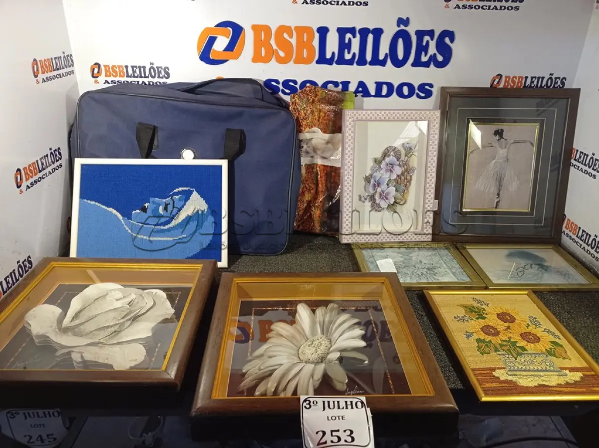 LOTE 253 - 08 QUADROS PARA DECORAÇÃO. (NO ESTADO) ATENÇÃO! FAZER A VISITAÇÃO ANTES DE ARREMATAR, NÃO SABEMOS SE FUNCIONA. LEILÃO NÃO TEM GARANTIA E NEM DEVOLUÇÃO, SUJEITO A POSSÍVEIS AVARIAS VISÍVEIS/OCULTAS E/OU AUSÊNCIA DE COMPONENTES.