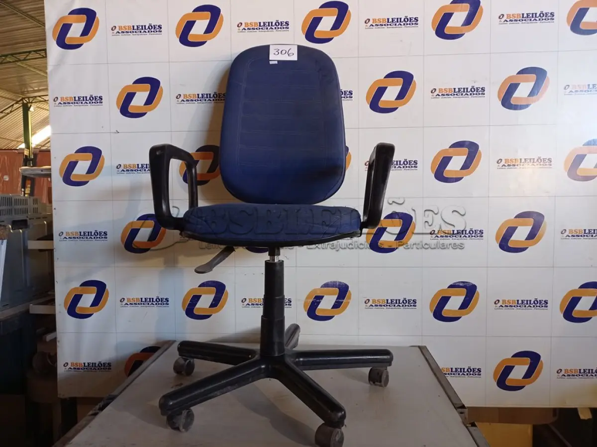 LOTE 306 - 01 CADEIRA COM ESPALDAR ALTO NA COR AZUL COM BASE GIRATORIA. (NO ESTADO) ATENÇÃO! FAZER A VISITAÇÃO ANTES DE ARREMATAR, NÃO SABEMOS SE FUNCIONA. LEILÃO NÃO TEM GARANTIA E NEM DEVOLUÇÃO, SUJEITO A POSSÍVEIS AVARIAS VISÍVEIS/OCULTAS E/OU AUSÊNCIA DE COMPONENTES.