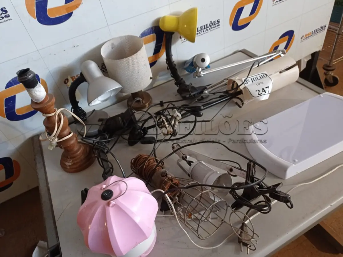 LOTE 247 - 01 LOTE COM LUMINÁRIAS DE MESA DIVERSAS. (NO ESTADO) ATENÇÃO! FAZER A VISITAÇÃO ANTES DE ARREMATAR, NÃO SABEMOS SE FUNCIONA. LEILÃO NÃO TEM GARANTIA E NEM DEVOLUÇÃO, SUJEITO A POSSÍVEIS AVARIAS VISÍVEIS/OCULTAS E/OU AUSÊNCIA DE COMPONENTES.