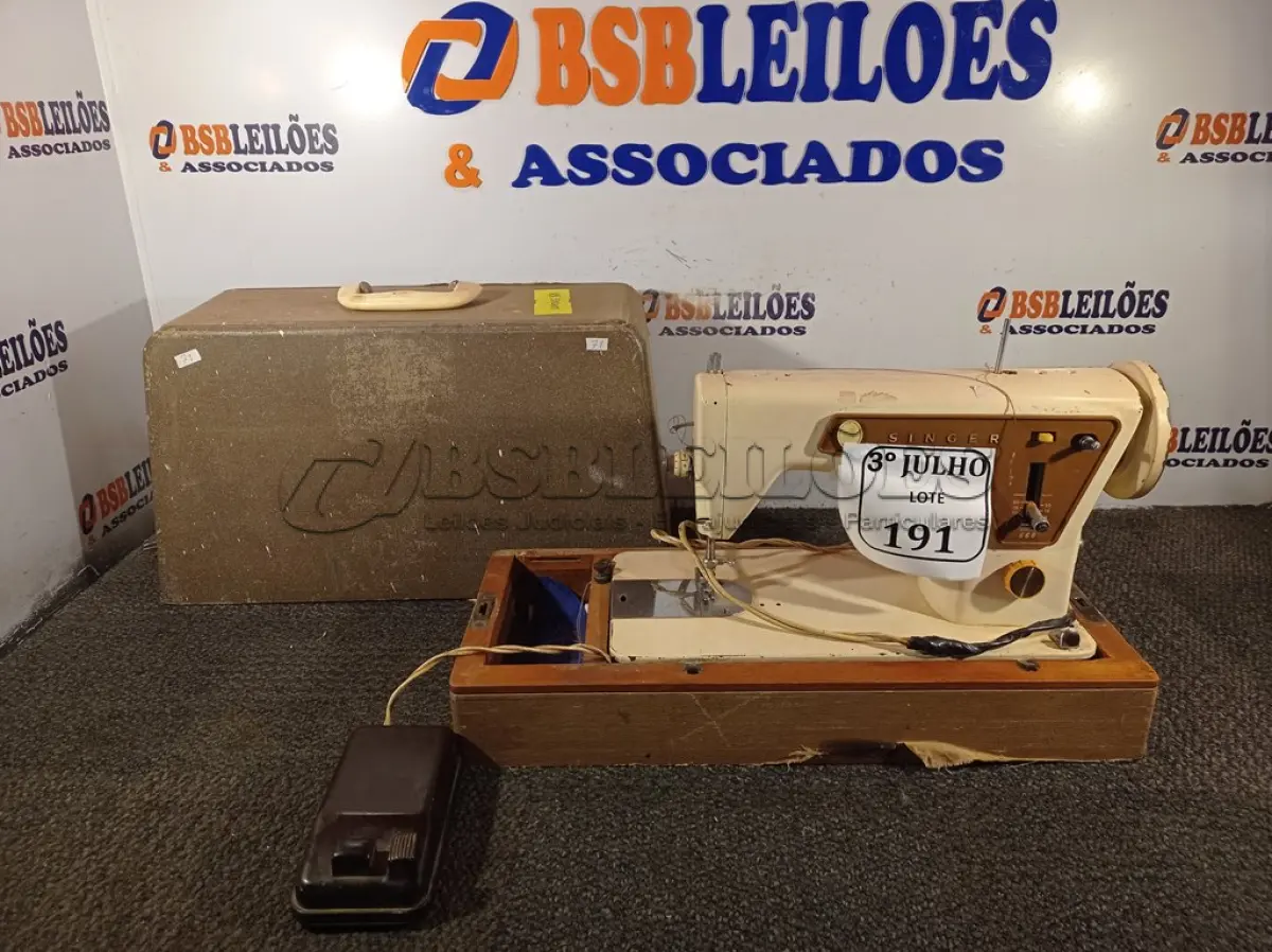 LOTE 191 - 01 MÁQUINA DE COSTURA ANTIGA MARCA SINGER. (NO ESTADO) ATENÇÃO! FAZER A VISITAÇÃO ANTES DE ARREMATAR, NÃO SABEMOS SE FUNCIONA. LEILÃO NÃO TEM GARANTIA E NEM DEVOLUÇÃO, SUJEITO A POSSÍVEIS AVARIAS VISÍVEIS/OCULTAS E/OU AUSÊNCIA DE COMPONENTES.