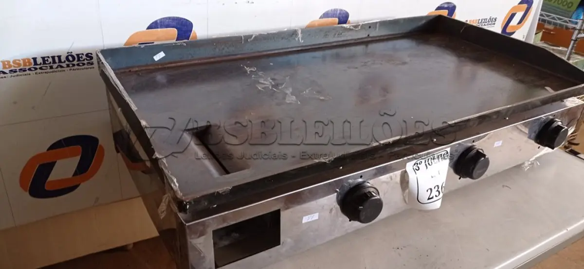 LOTE 236 - 01 CHAPA A GÁS SEM MARCA APARENTE.  (NO ESTADO) ATENÇÃO! FAZER A VISITAÇÃO ANTES DE ARREMATAR, NÃO SABEMOS SE FUNCIONA. LEILÃO NÃO TEM GARANTIA E NEM DEVOLUÇÃO, SUJEITO A POSSÍVEIS AVARIAS VISÍVEIS/OCULTAS E/OU AUSÊNCIA DE COMPONENTES.