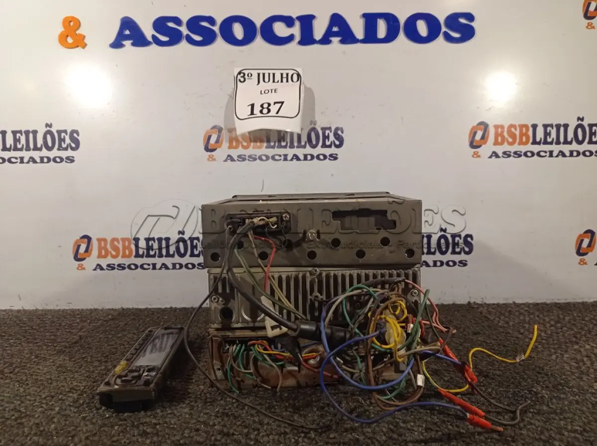 LOTE 187 - 03 APARELHOS DE SOM AUTOMOTIVO PARA RETIRADA DE PEÇAS. (NO ESTADO) ATENÇÃO! FAZER A VISITAÇÃO ANTES DE ARREMATAR, NÃO SABEMOS SE FUNCIONA. LEILÃO NÃO TEM GARANTIA E NEM DEVOLUÇÃO, SUJEITO A POSSÍVEIS AVARIAS VISÍVEIS/OCULTAS E/OU AUSÊNCIA DE COMPONENTES.