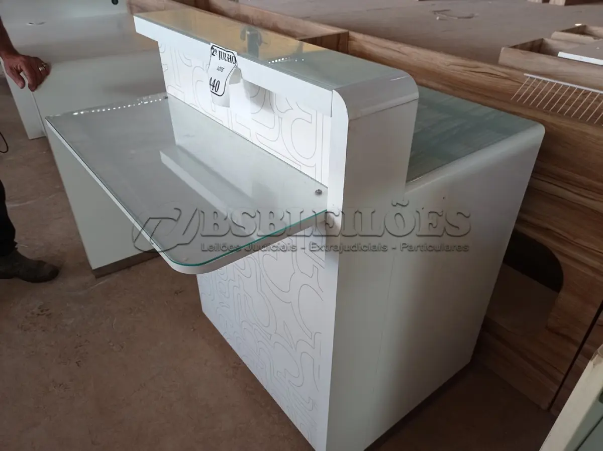 LOTE 440 - 01 BALCÃO CAIXA EM MADEIRA (NO ESTADO) ATENÇÃO! FAZER A VISITAÇÃO ANTES DE ARREMATAR, NÃO SABEMOS SE FUNCIONA. LEILÃO NÃO TEM GARANTIA E NEM DEVOLUÇÃO, SUJEITO A POSSÍVEIS AVARIAS VISÍVEIS/OCULTAS E/OU AUSÊNCIA DE COMPONENTES.
