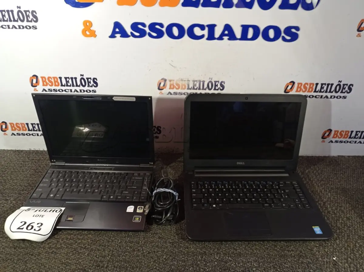 LOTE 263 - 02 NOTEBOOKS SENDO 01 NOTEBOOK COM FONTE 