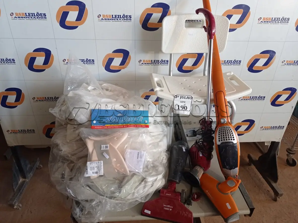 LOTE 190 - 01 CADEIRA DE BANHO PARA IDOSOS ,01 PRODUTO ORTOPEDICO ,01 CORTINA E 02 ASPIRADORES DE PÓ. (NO ESTADO) ATENÇÃO! FAZER A VISITAÇÃO ANTES DE ARREMATAR, NÃO SABEMOS SE FUNCIONA. LEILÃO NÃO TEM GARANTIA E NEM DEVOLUÇÃO, SUJEITO A POSSÍVEIS AVARIAS VISÍVEIS/OCULTAS E/OU AUSÊNCIA DE COMPONENTES.