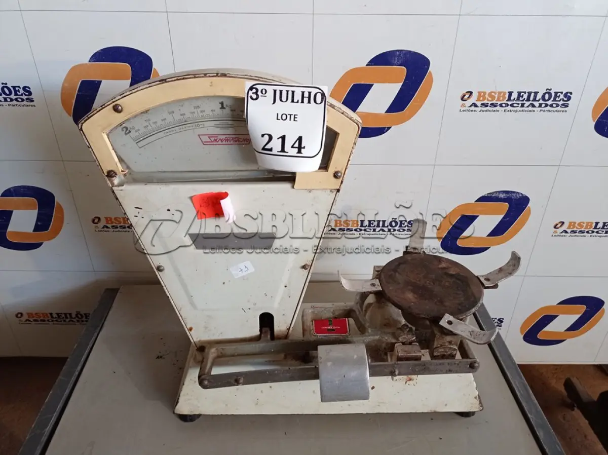 LOTE 214 - 01 BALANÇA ANTIGA COM CAPACIDADE MÁXIMA DE 10 KG INCOMPLETA. (NO ESTADO) ATENÇÃO! FAZER A VISITAÇÃO ANTES DE ARREMATAR, NÃO SABEMOS SE FUNCIONA. LEILÃO NÃO TEM GARANTIA E NEM DEVOLUÇÃO, SUJEITO A POSSÍVEIS AVARIAS VISÍVEIS/OCULTAS E/OU AUSÊNCIA DE COMPONENTES.
