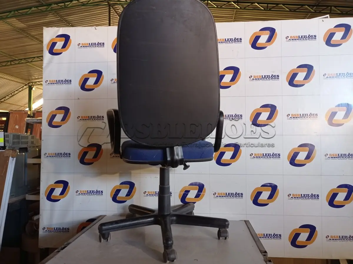 LOTE 305 - 01 CADEIRA COM ESPALDAR ALTO NA COR AZUL COM BASE GIRATORIA. (NO ESTADO) ATENÇÃO! FAZER A VISITAÇÃO ANTES DE ARREMATAR, NÃO SABEMOS SE FUNCIONA. LEILÃO NÃO TEM GARANTIA E NEM DEVOLUÇÃO, SUJEITO A POSSÍVEIS AVARIAS VISÍVEIS/OCULTAS E/OU AUSÊNCIA DE COMPONENTES.