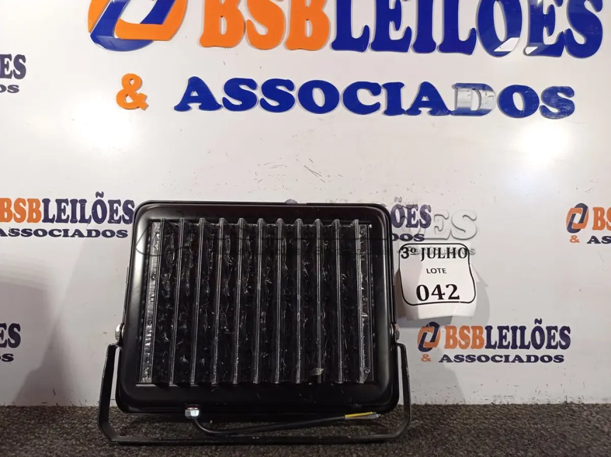 LOTE 042 - 01REFLETOR DECORLED SUPERLED 220V 150W LUZ BRANCA DECORLUX NOVO. (NO ESTADO)
