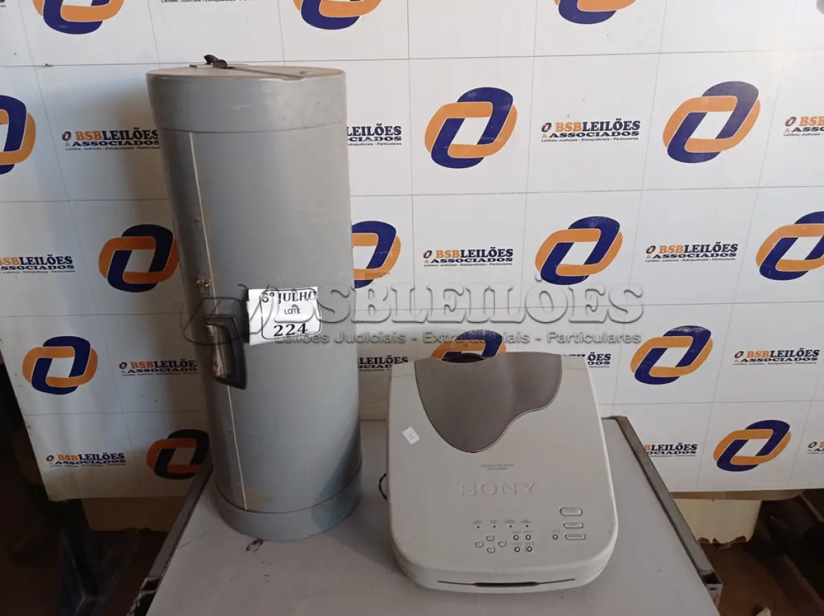 LOTE 224 - 01 PROJETOR MULTIMÍDIA MARCA SONY COM TELA. (NO ESTADO) ATENÇÃO! FAZER A VISITAÇÃO ANTES DE ARREMATAR, NÃO SABEMOS SE FUNCIONA. LEILÃO NÃO TEM GARANTIA E NEM DEVOLUÇÃO, SUJEITO A POSSÍVEIS AVARIAS VISÍVEIS/OCULTAS E/OU AUSÊNCIA DE COMPONENTES.