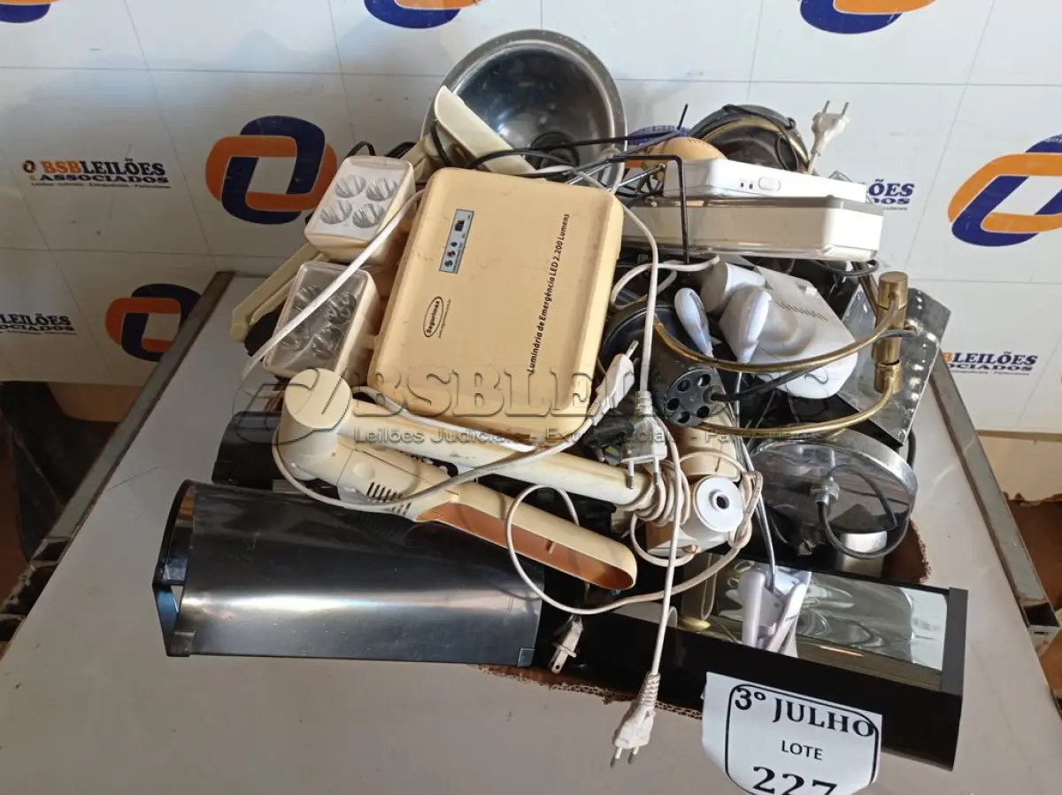 LOTE 227 - 01 LOTE COM LUMINÁRIAS DIVERSAS. (NO ESTADO) ATENÇÃO! FAZER A VISITAÇÃO ANTES DE ARREMATAR, NÃO SABEMOS SE FUNCIONA. LEILÃO NÃO TEM GARANTIA E NEM DEVOLUÇÃO, SUJEITO A POSSÍVEIS AVARIAS VISÍVEIS/OCULTAS E/OU AUSÊNCIA DE COMPONENTES.