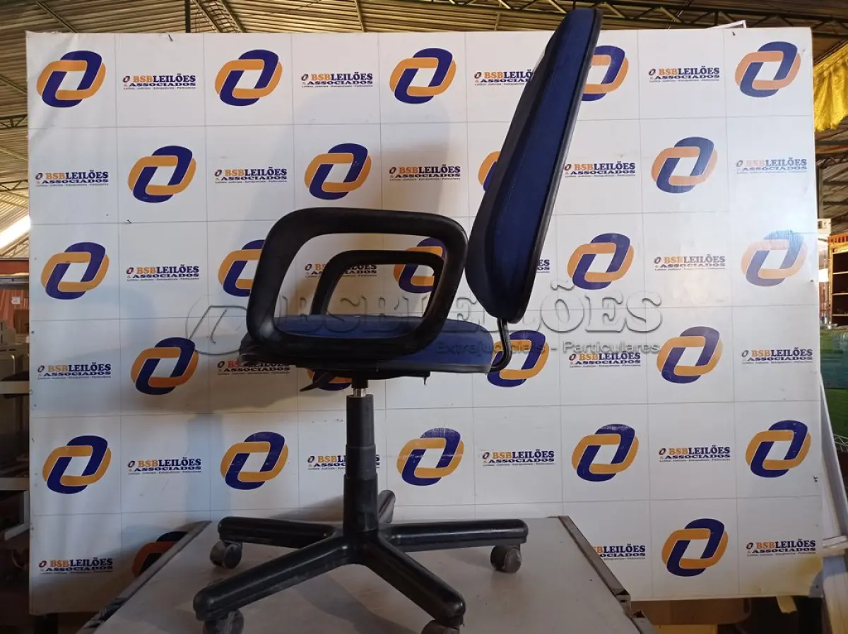 LOTE 306 - 01 CADEIRA COM ESPALDAR ALTO NA COR AZUL COM BASE GIRATORIA. (NO ESTADO) ATENÇÃO! FAZER A VISITAÇÃO ANTES DE ARREMATAR, NÃO SABEMOS SE FUNCIONA. LEILÃO NÃO TEM GARANTIA E NEM DEVOLUÇÃO, SUJEITO A POSSÍVEIS AVARIAS VISÍVEIS/OCULTAS E/OU AUSÊNCIA DE COMPONENTES.