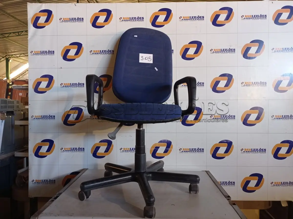 LOTE 305 - 01 CADEIRA COM ESPALDAR ALTO NA COR AZUL COM BASE GIRATORIA. (NO ESTADO) ATENÇÃO! FAZER A VISITAÇÃO ANTES DE ARREMATAR, NÃO SABEMOS SE FUNCIONA. LEILÃO NÃO TEM GARANTIA E NEM DEVOLUÇÃO, SUJEITO A POSSÍVEIS AVARIAS VISÍVEIS/OCULTAS E/OU AUSÊNCIA DE COMPONENTES.